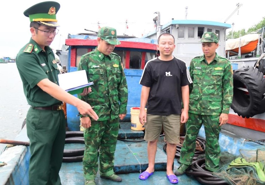 Hải đoàn Biên phòng 18: Tạm giữ tàu vận chuyển 7.000 lít dầu DO không rõ nguồn gốc