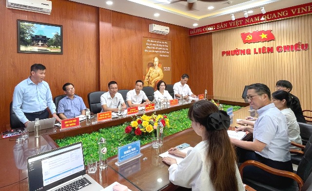 Hiệu trưởng Trường THCS Nguyễn Lương Bằng, &ocirc;ng Huỳnh Duy Linh ph&aacute;t biểu.
