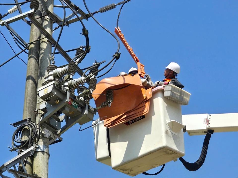 Trong điều kiện thời tiết nắng n&oacute;ng cực điểm, nh&acirc;n vi&ecirc;n Hotline vẫn thực hiện sửa chữa điện n&oacute;ng tr&ecirc;n đường d&acirc;y đang mang điện nhằm bảo đảm cung cấp điện li&ecirc;n tục, hạn chế tối đa gi&aacute;n đoạn cấp điện cho kh&aacute;ch h&agrave;ng.