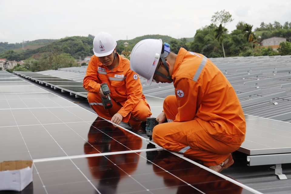 C&ocirc;ng ty Điện lực L&agrave;o Cai đẩy mạnh tuy&ecirc;n truyền, khuyến kh&iacute;ch kh&aacute;ch h&agrave;ng đầu tư lắp đặt điện mặt trời m&aacute;i nh&agrave; nhằm sử dụng năng lượng sạch, tiết kiệm chi ph&iacute; tiền điện v&agrave; giảm &aacute;p lực phụ tải trong m&ugrave;a nắng n&oacute;ng.