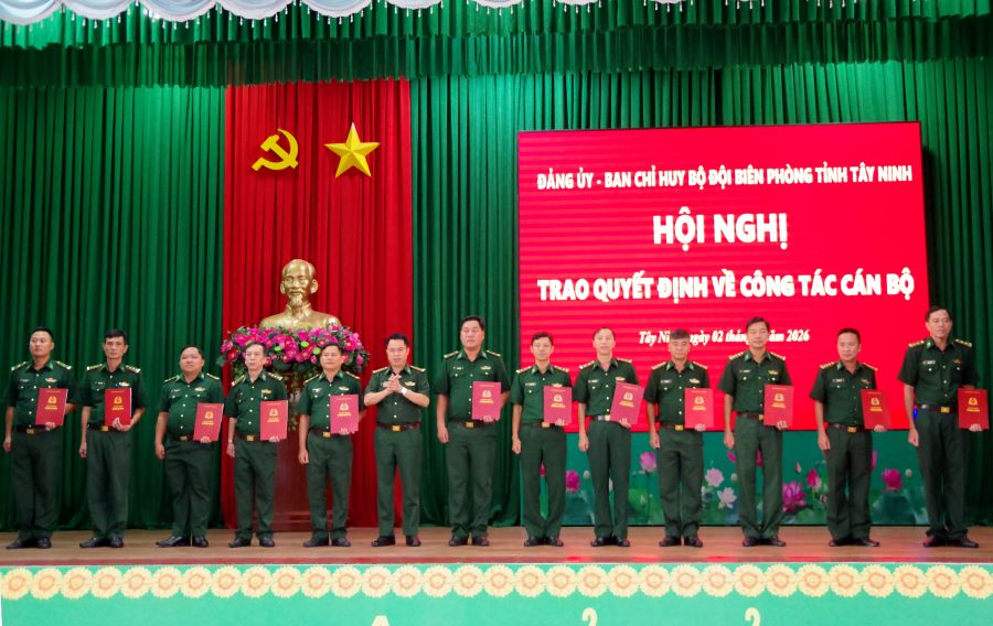 Bộ đội Biên phòng Tây Ninh trao quyết định về công tác cán bộ