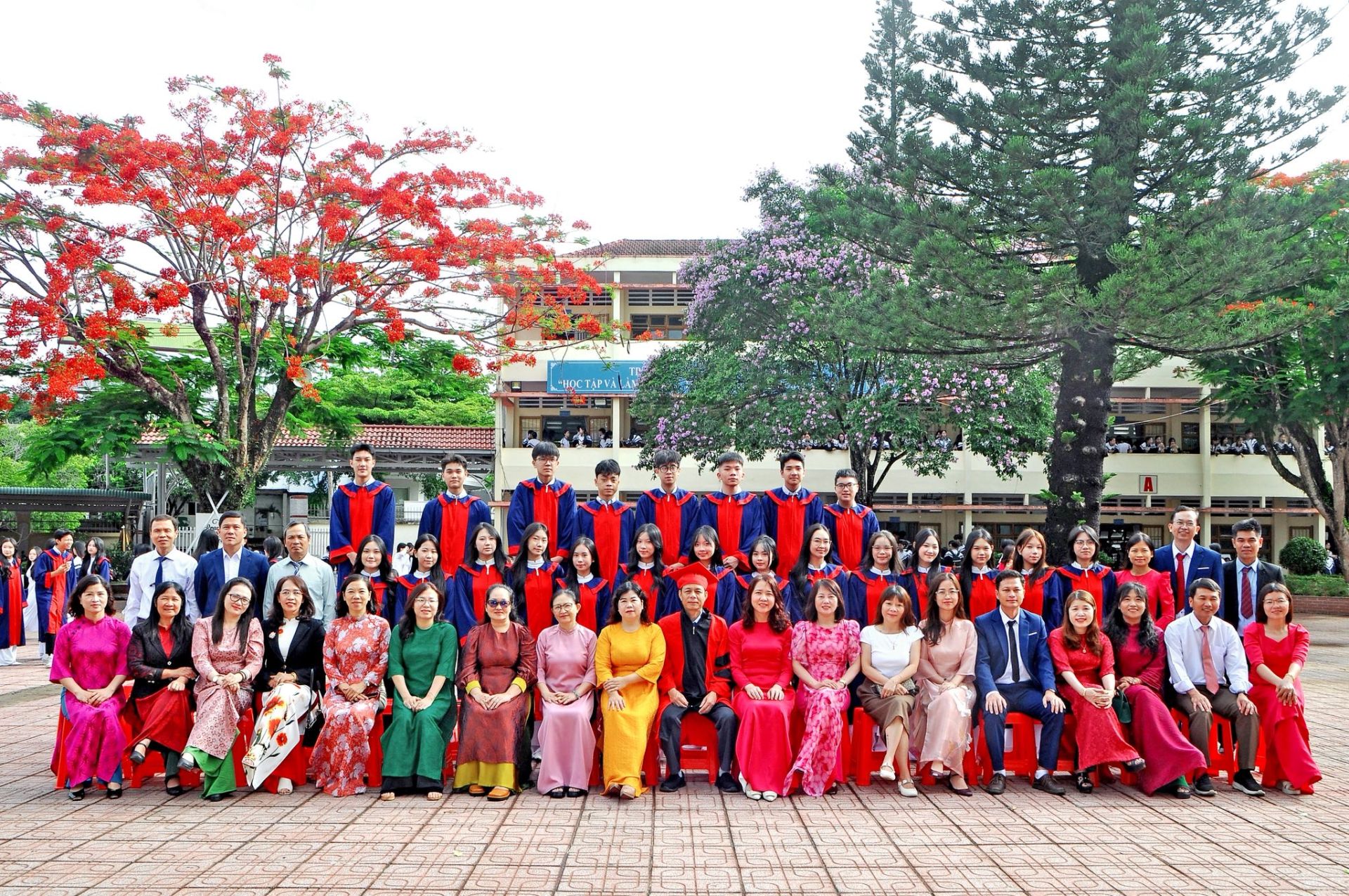 Mỗi khung h&igrave;nh h&ocirc;m nay kh&ocirc;ng chỉ l&agrave; một tấm ảnh kỷ niệm m&agrave; c&ograve;n l&agrave; dấu ấn của một thời thanh xu&acirc;n đầy nhiệt huyết.