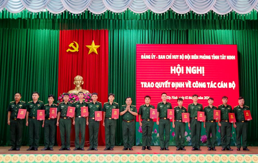 Đại t&aacute; Phạm Văn Cờ - Ủy vi&ecirc;n Ban Thường vụ Đảng ủy, Ph&oacute; Chỉ huy trưởng, Tham mưu trưởng Ban Chỉ huy BĐBP tỉnh trao quyết định n&acirc;ng lương v&agrave; thăng qu&acirc;n h&agrave;m sĩ quan