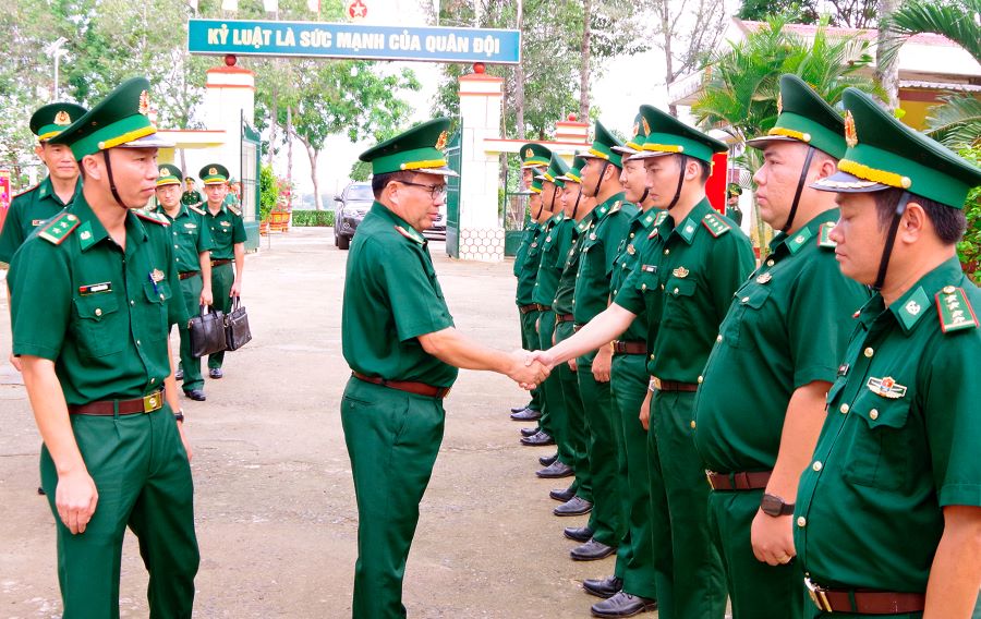 Đo&agrave;n c&ocirc;ng t&aacute;c do Đại t&aacute; Phạm Văn Cờ, Ph&oacute; Chỉ huy trưởng Ban Chỉ huy BĐBP tỉnh l&agrave;m Trưởng đo&agrave;n kiểm tra tại Đồn Bi&ecirc;n ph&ograve;ng S&ocirc;ng Trăng