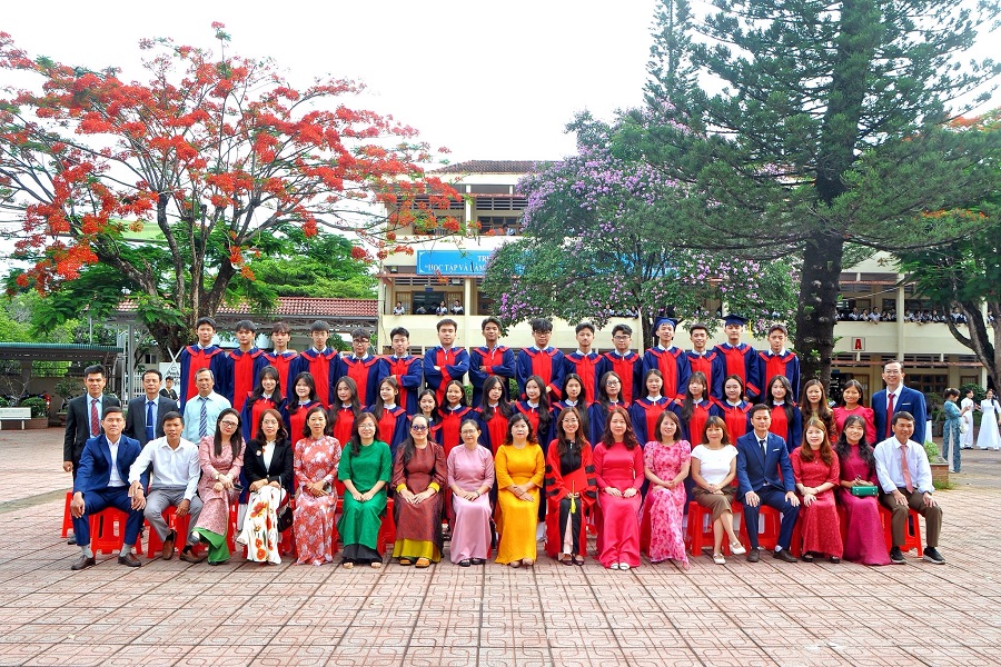 Buổi chụp ảnh kỷ yếu kh&ocirc;ng đơn thuần l&agrave; một sự kiện cuối kh&oacute;a m&agrave; c&ograve;n l&agrave; dịp để thầy v&agrave; tr&ograve; c&ugrave;ng nh&igrave;n lại chặng đường đ&atilde; đi qua.
