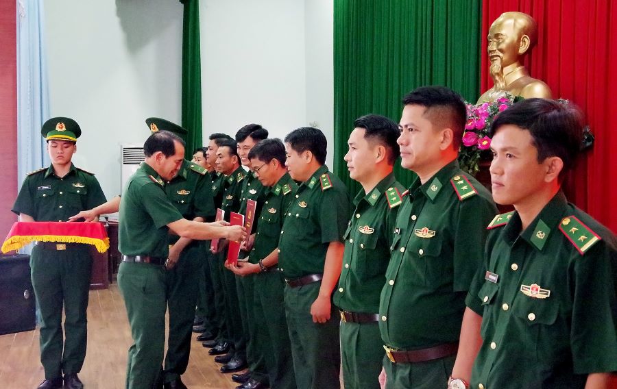Đại t&aacute; Vũ Minh T&ugrave;ng - Ủy vi&ecirc;n Ban Thường vụ Đảng ủy, Ph&oacute; Ch&iacute;nh ủy Ban Chỉ huy BĐBP tỉnh trao quyết định n&acirc;ng lương v&agrave; thăng qu&acirc;n h&agrave;m sĩ quan