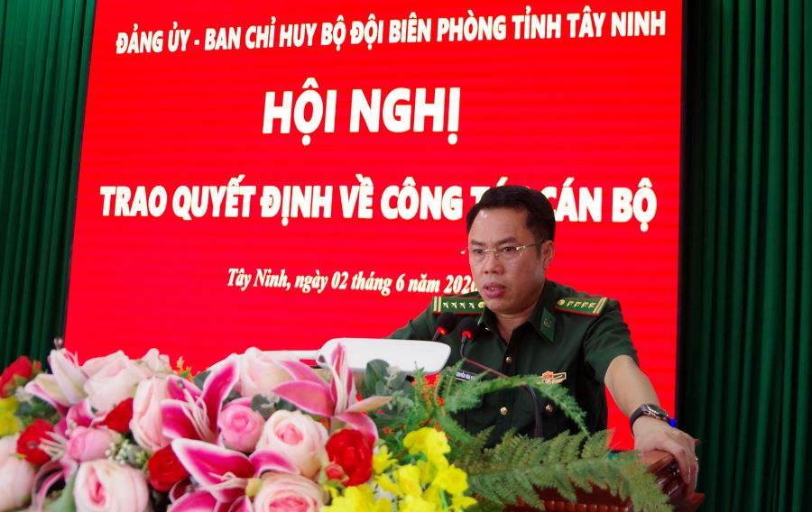 Đại t&aacute; Nguyễn Văn Gi&aacute;p &ndash; Ph&oacute; B&iacute; thư Đảng ủy, Chỉ huy trưởng Ban Chỉ huy BĐBP tỉnh ph&aacute;t biểu ch&uacute;c mừng c&aacute;c đồng ch&iacute; c&aacute;n bộ nhận quyết định