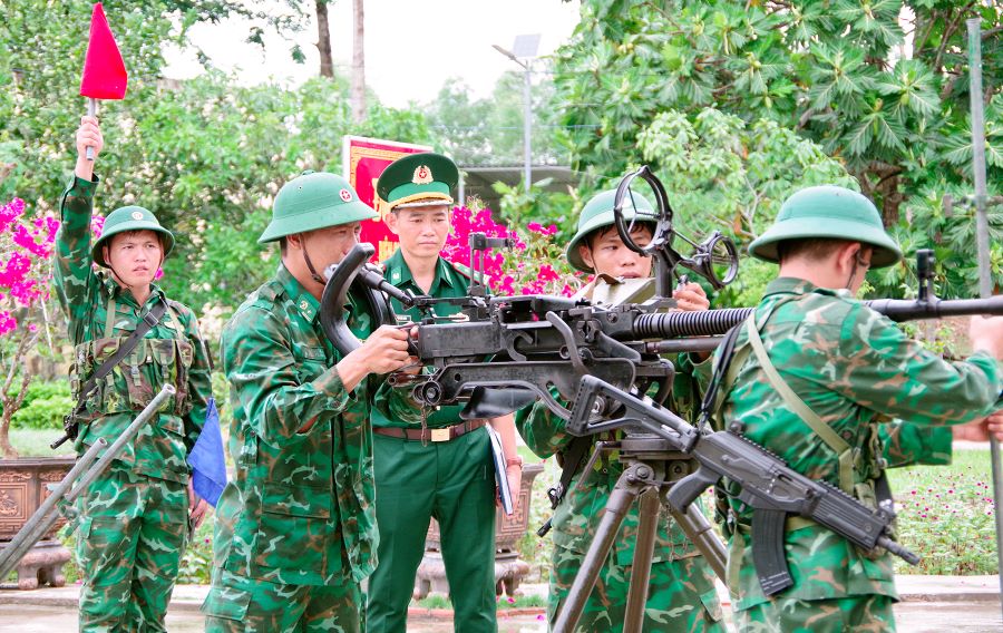 Đo&agrave;n c&ocirc;ng t&aacute;c kiểm tra c&ocirc;ng t&aacute;c huấn luyện, sẵn s&agrave;ng chiến đấu tại c&aacute;c đơn vị