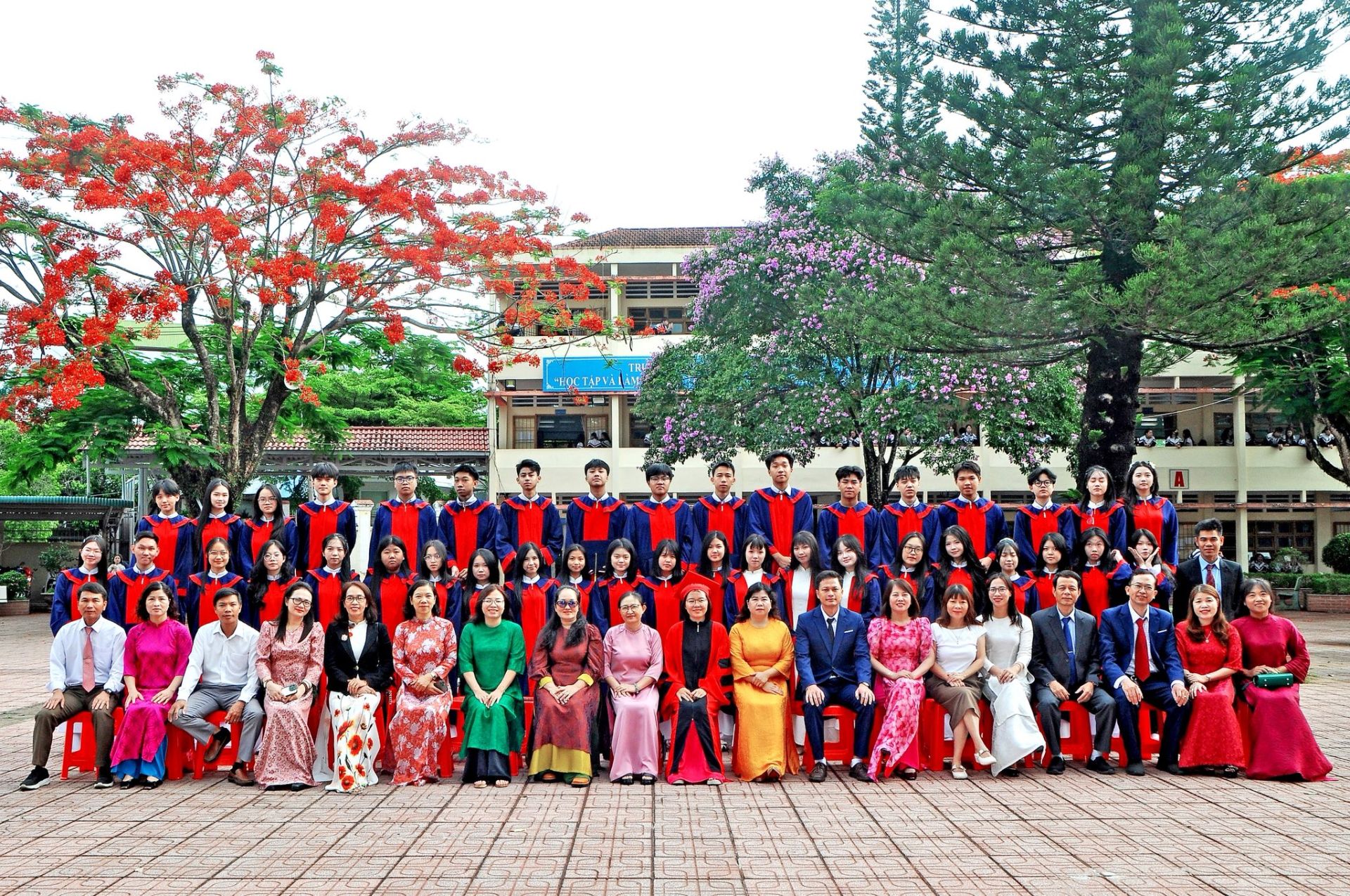 Kh&ocirc;ng chỉ truyền đạt kiến thức, c&aacute;c thầy c&ocirc; c&ograve;n l&agrave; những người truyền cảm hứng, tiếp th&ecirc;m nghị lực v&agrave; niềm tin để học sinh vượt qua những kh&oacute; khăn trong học tập cũng như cuộc sống.