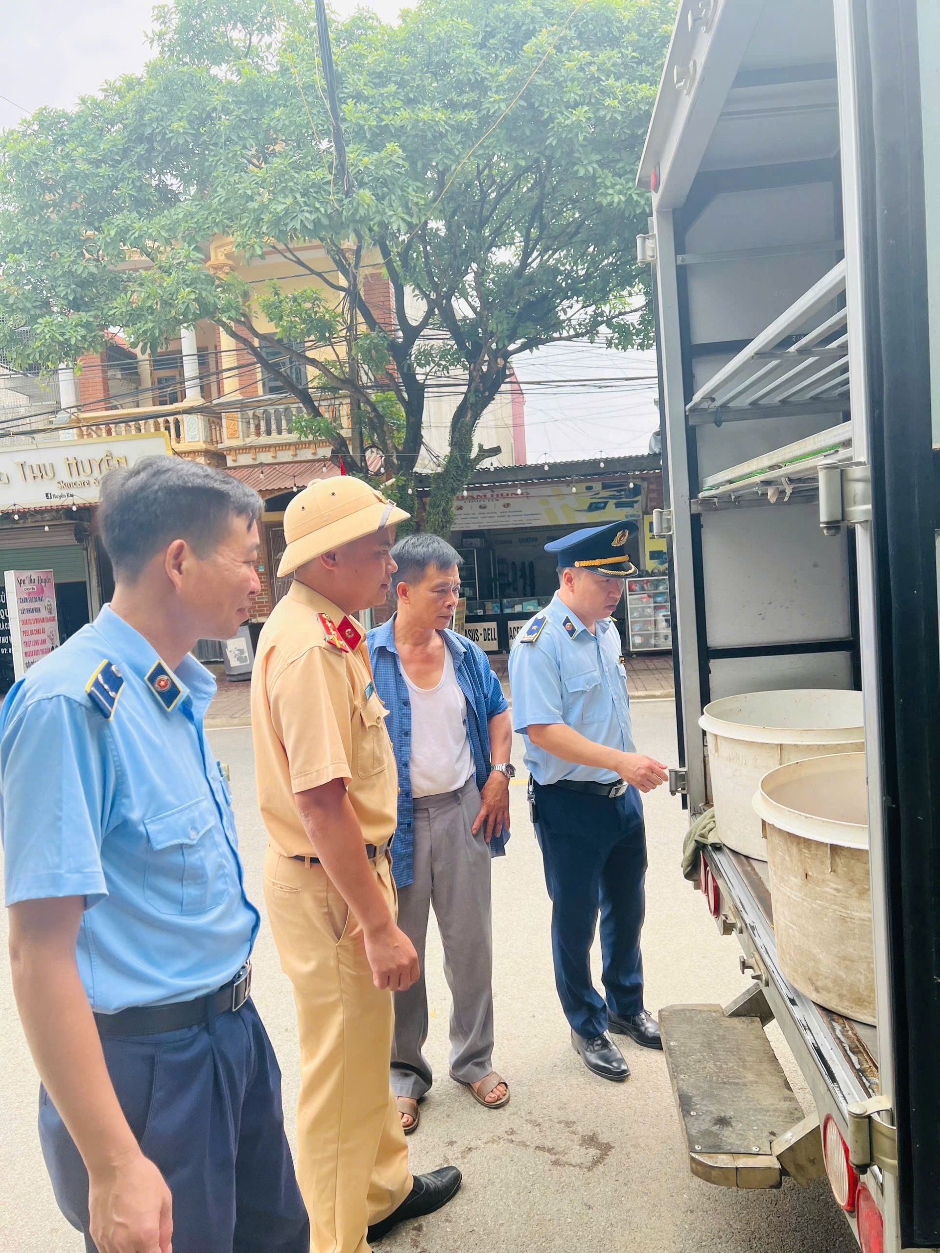 Lực lượng chức năng kiểm tra h&agrave;ng h&oacute;a tr&ecirc;n xe