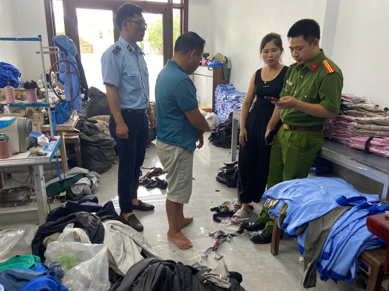 Hưng Yên: Phát hiện xưởng sản xuất gần 6.000 áo khoác giả mạo thương hiệu