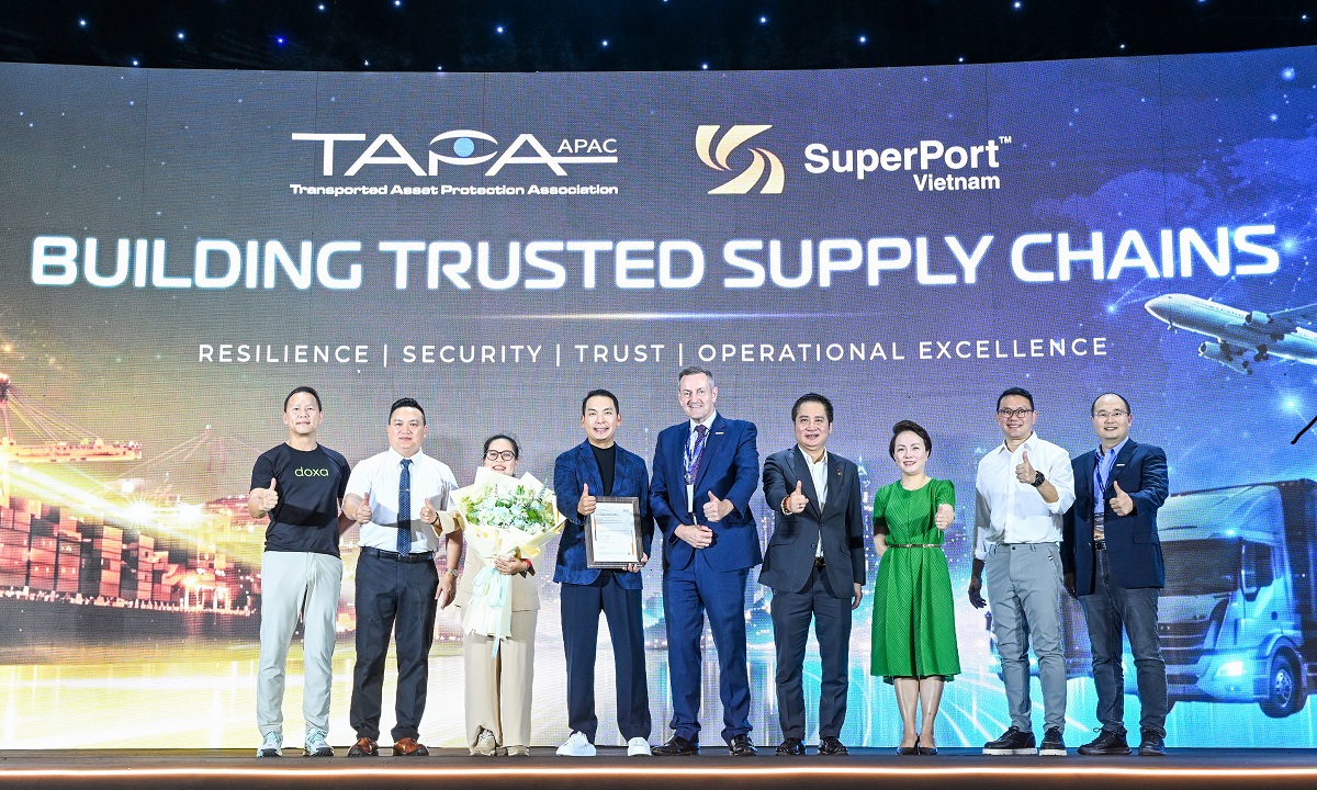 Đại diện TAPA APAC trao Chứng chỉ TAPA cấp độ A cho đại diện Việt Nam SuperPort&reg;