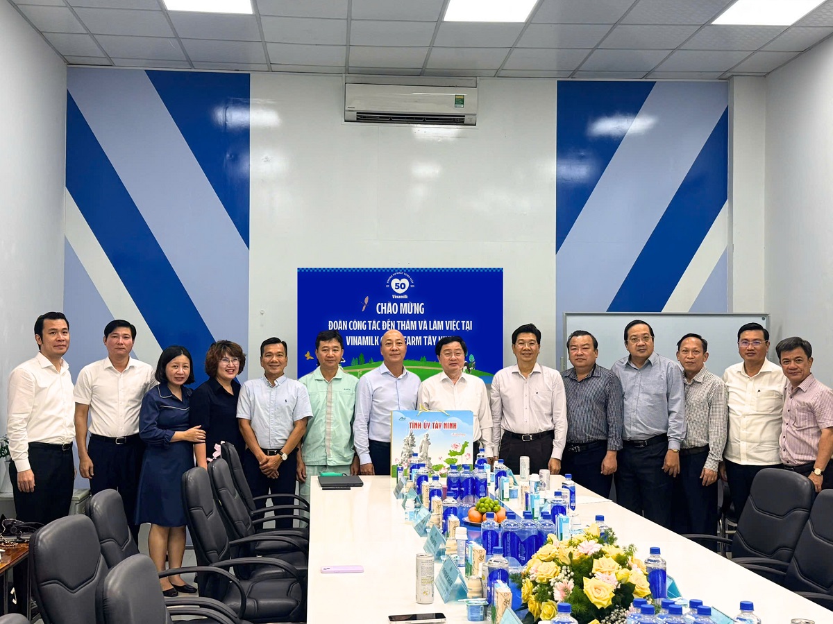 &Ocirc;ng Nguyễn Văn Quyết, Ủy vi&ecirc;n Ban chấp h&agrave;nh Trung ương Đảng, B&iacute; thư Tỉnh ủy T&acirc;y Ninh (thứ 7 từ phải sang) v&agrave; &ocirc;ng Nguyễn Mạnh H&ugrave;ng, Ủy vi&ecirc;n Ban chấp h&agrave;nh Trung ương Đảng, Ph&oacute; B&iacute; thư Thường trực Tỉnh ủy, Chủ tịch Hội đồng nh&acirc;n d&acirc;n tỉnh (thứ 6 từ phải sang) v&agrave; đo&agrave;n c&ocirc;ng t&aacute;c l&agrave;m việc tại Trang trại Vinamilk Green Farm T&acirc;y Ninh (Ảnh: VN).