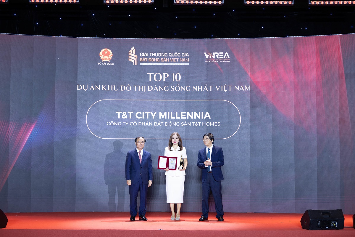 B&agrave; Nguyễn Huyền Trang - Gi&aacute;m đốc Ban Kinh doanh đại diện T&T Homes nhận giải thưởng Top 10 Dự &aacute;n Khu đ&ocirc; thị đ&aacute;ng sống nhất Việt Nam