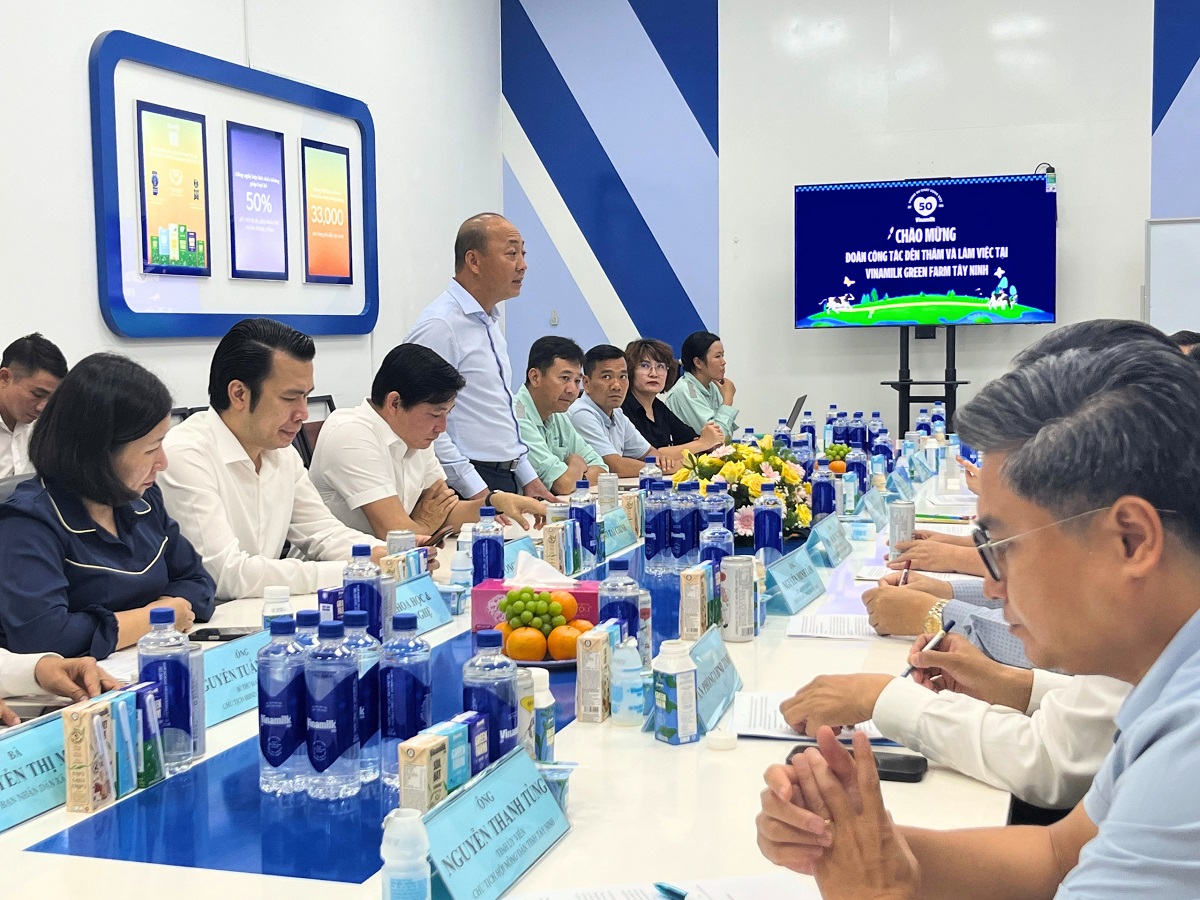 &Ocirc;ng Đo&agrave;n Quốc Kh&aacute;nh &ndash; Gi&aacute;m đốc điều h&agrave;nh Ph&aacute;t triển V&ugrave;ng Nguy&ecirc;n liệu, đại diện Vinamilk - th&ocirc;ng tin về t&igrave;nh h&igrave;nh sản xuất, kinh doanh của doanh nghiệp với đo&agrave;n c&ocirc;ng t&aacute;c tỉnh T&acirc;y Ninh (Ảnh: VN).
