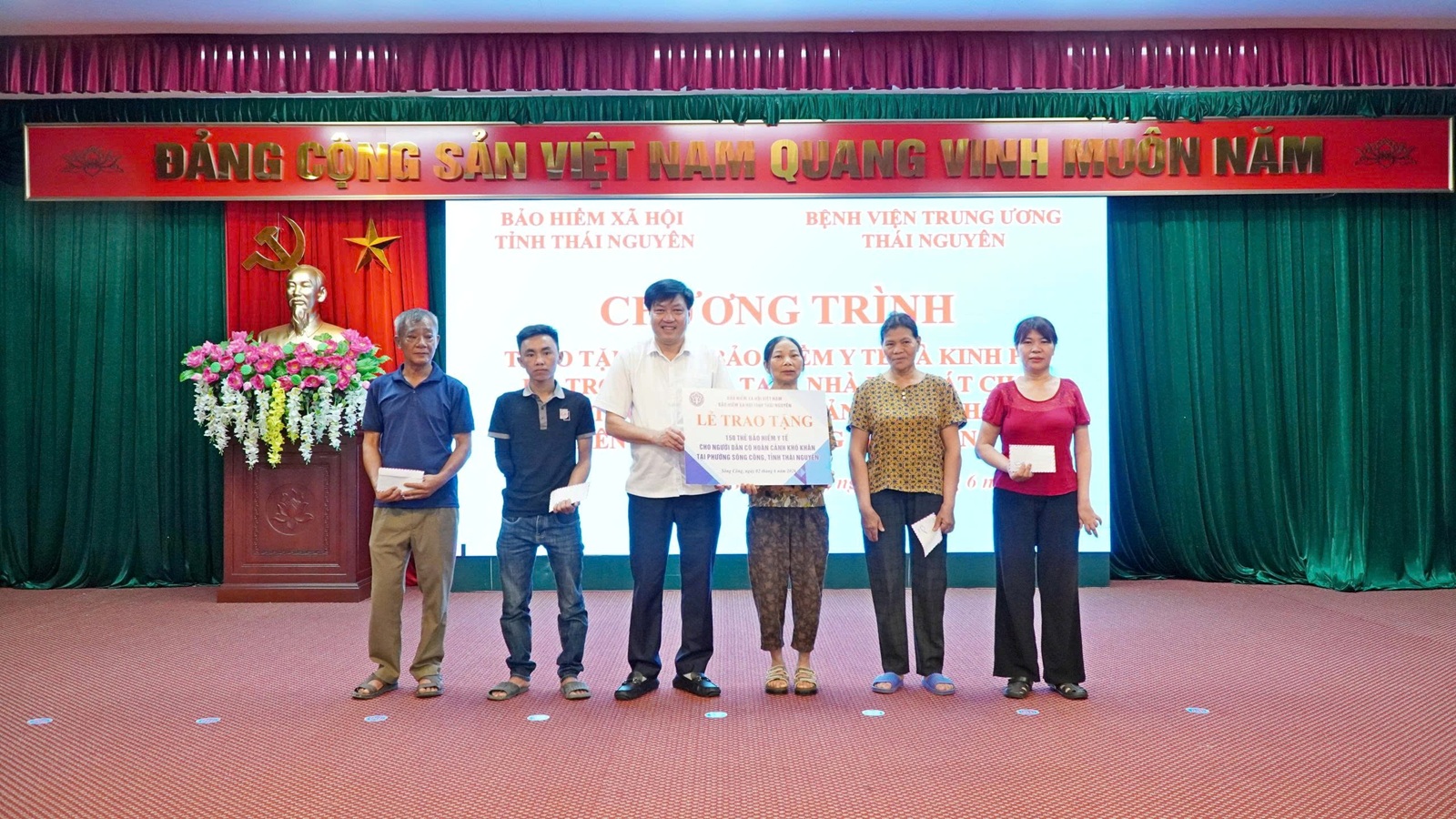 Đồng ch&iacute; Ng&ocirc; Ch&iacute; Dũng - Gi&aacute;m đốc Bảo hiểm x&atilde; hội tỉnh Th&aacute;i Nguy&ecirc;ntrao tặng 150 thẻ BHYT cho người d&acirc;n kh&oacute; khăn