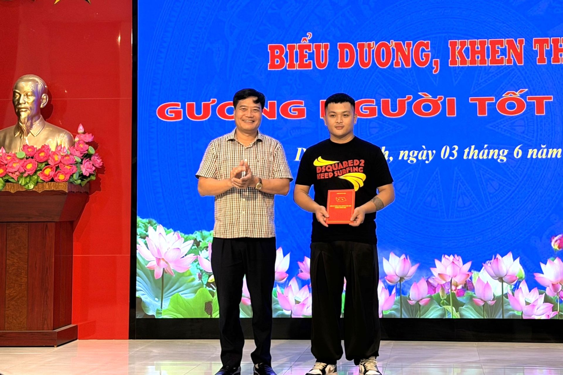 Đồng ch&iacute; Đỗ Trọng Toản, Ph&oacute; B&iacute; thư Thường trực Đảng ủy phường trao qu&agrave; khen thưởng.