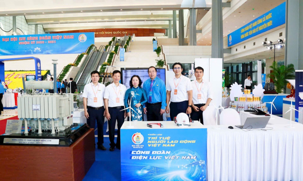 B&agrave; Th&aacute;i Thu Xương, Ph&oacute; Chủ tịch Thường trực Tổng Li&ecirc;n đo&agrave;n Lao động Việt Nam tham quan gian triển l&atilde;m C&ocirc;ng đo&agrave;n Điện lực Việt Nam