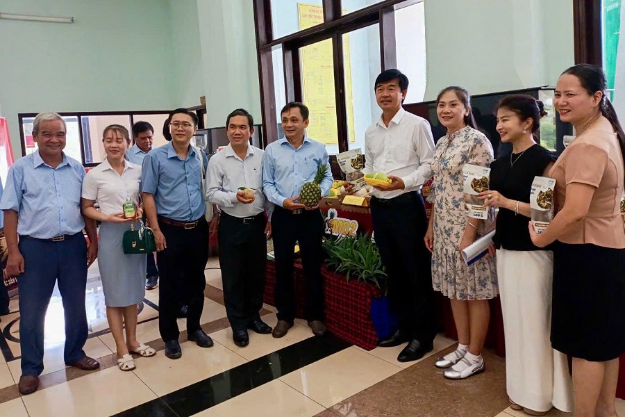 C&aacute;c doanh nghiệp c&ugrave;ng l&atilde;nh đạo Sở N&ocirc;ng nghiệp v&agrave; M&ocirc;i trường tại hội nghị đ&aacute;nh gi&aacute; tiềm năng, x&uacute;c tiến thương mại v&agrave; kết nối thị trường ti&ecirc;u thụ n&ocirc;ng sản.