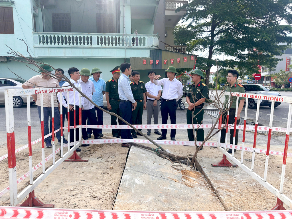 Ph&oacute; Chủ tịch UBND tỉnh Nguyễn Văn C&ocirc;ng c&ugrave;ng đo&agrave;n c&ocirc;ng t&aacute;c kiểm tra điểm ngập, lụt tại ng&otilde; 31, đường Nguyễn Văn Cừ