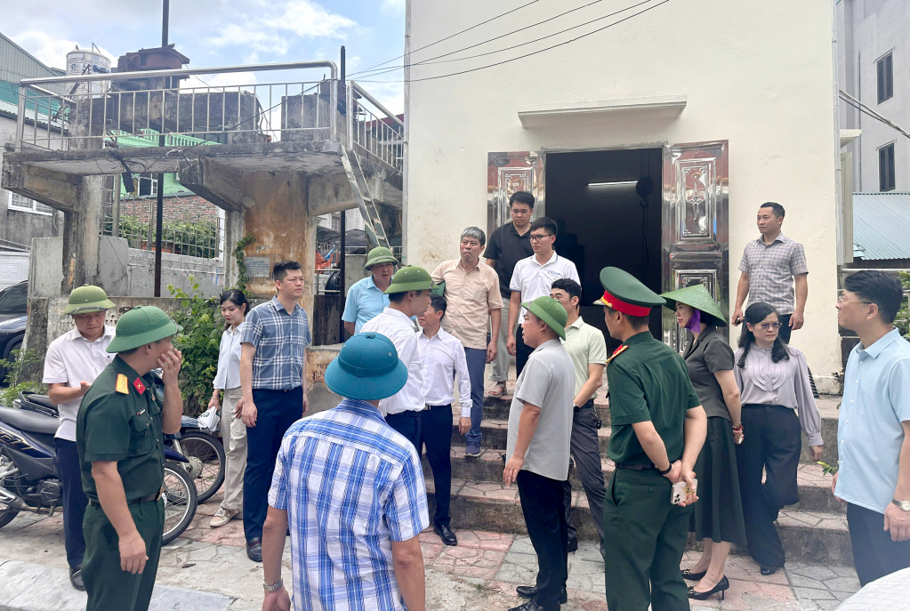 Đo&agrave;n c&ocirc;ng t&aacute;c kiểm tra hoạt động trạm bơm cưỡng bức tại hồ Yết Ki&ecirc;u