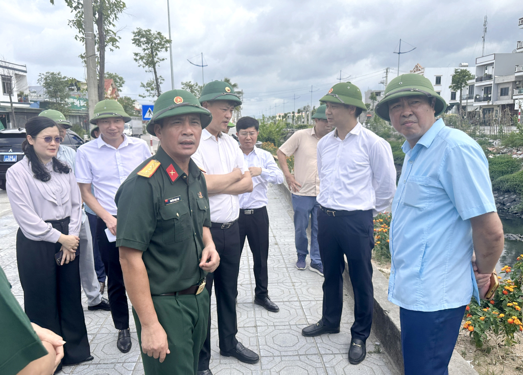 Ph&oacute; Chủ tịch UBND tỉnh Quảng Ninh Nguyễn Văn C&ocirc;ng c&ugrave;ng Đo&agrave;n c&ocirc;ng t&aacute;c kiểm tra hệ thống tho&aacute;t nước tại phường H&agrave; Lầm