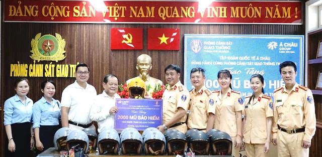 Tập đoàn Quốc tế Á Châu trao tặng 2.000 mũ bảo hiểm đạt chuẩn cho Phòng CSGT để trao tặng cho người dân. Tập đoàn Quốc tế Á Châu trao tặng 2.000 mũ bảo hiểm đạt chuẩn cho Phòng CSGT để trao tặng cho người dân.