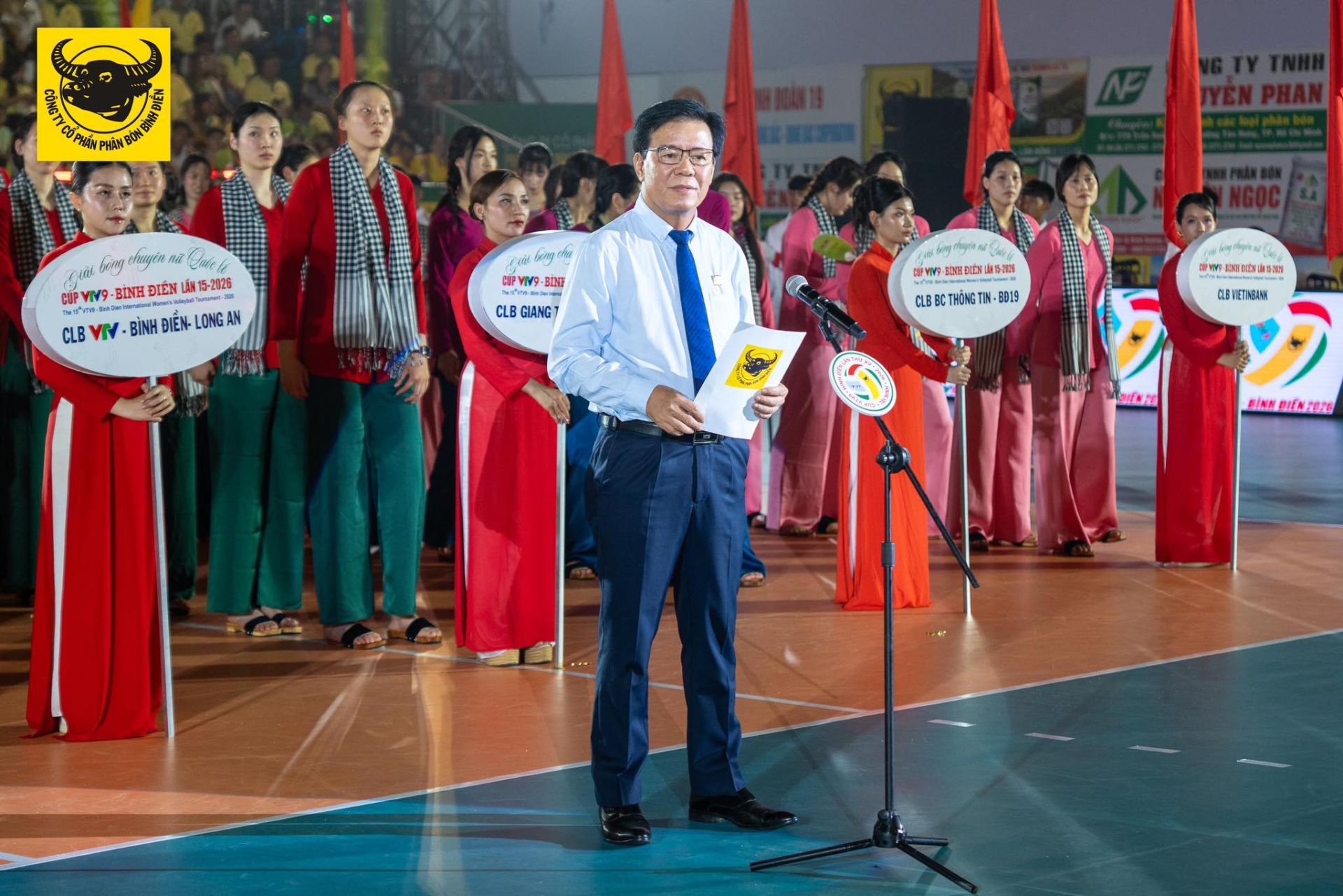 &Ocirc;ng Ng&ocirc; Văn Đ&ocirc;ng &ndash; Tổng Gi&aacute;m đốc C&ocirc;ng ty CP Ph&acirc;n b&oacute;n B&igrave;nh Điền ph&aacute;t biểu tại Lễ Khai mạc Giải b&oacute;ng chuyền nữ Quốc tế C&uacute;p VTV9 &ndash; B&igrave;nh Điền lần thứ 15 năm 2026.