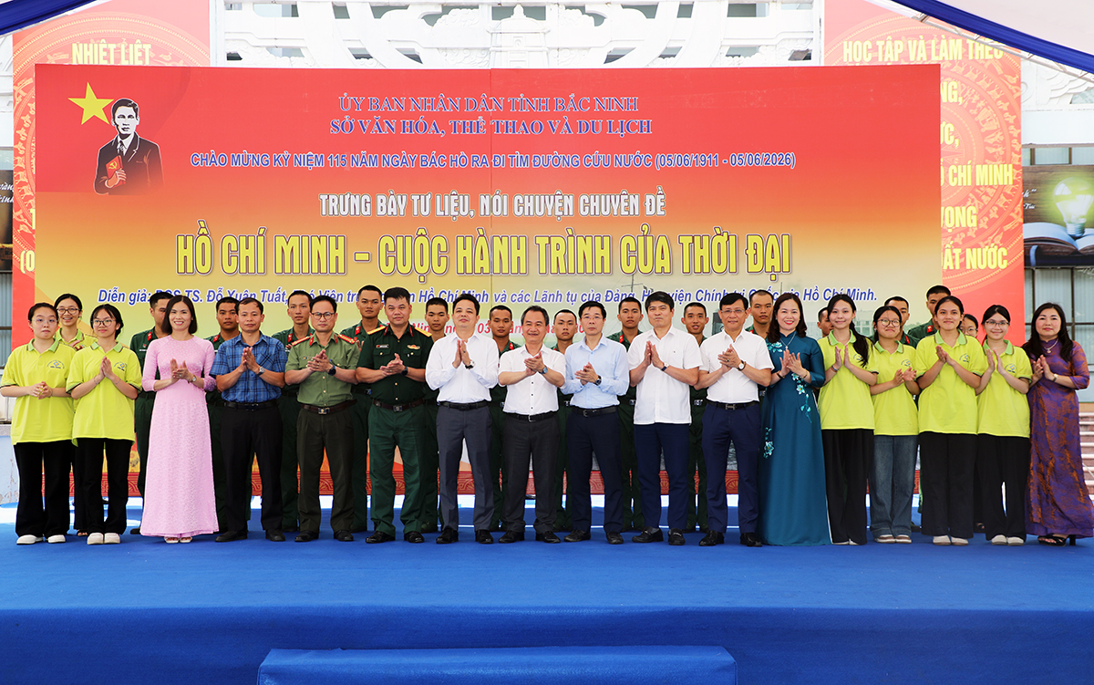 C&aacute;c đại biểu, c&aacute;n bộ, chiến sỹ c&ugrave;ng c&aacute;c thầy, c&ocirc; gi&aacute;o, c&aacute;c em học sinh chụp ảnh lưu niệm tại lễ khai mạc Trưng b&agrave;y, n&oacute;i chuyện chuy&ecirc;n đề