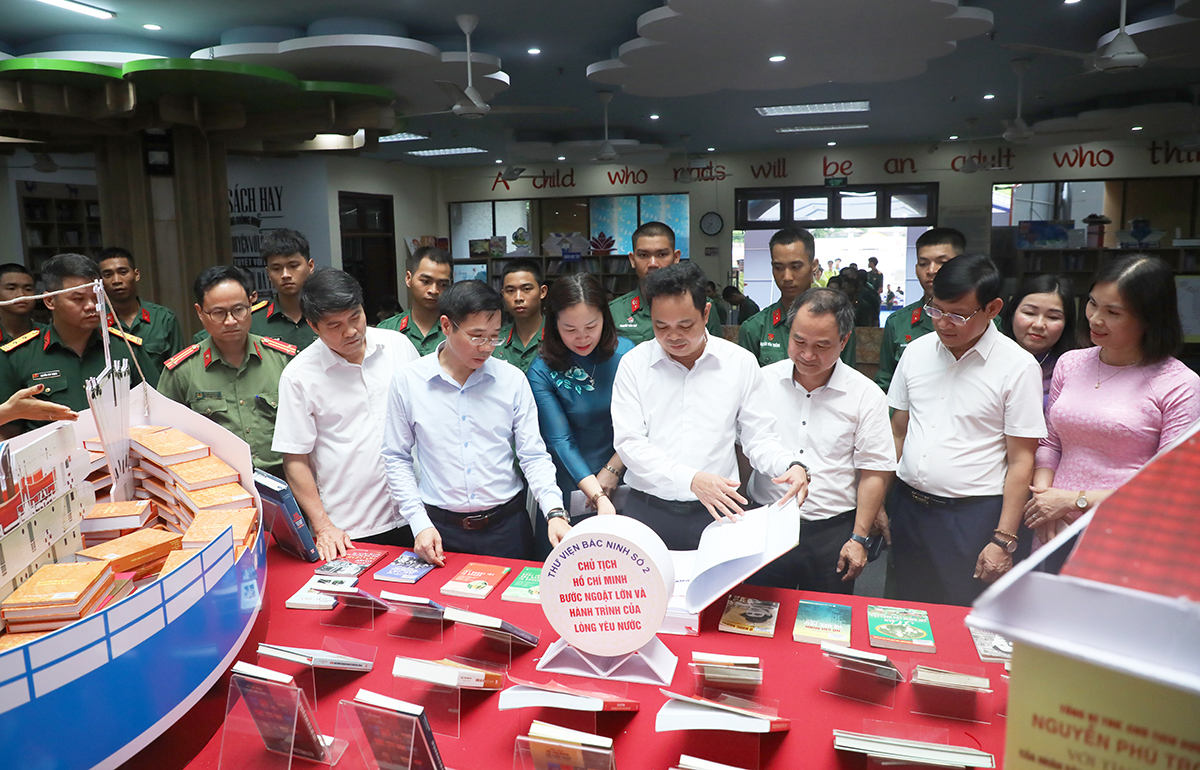C&aacute;c đại biểu tham quan Trưng b&agrave;y chuy&ecirc;n đề