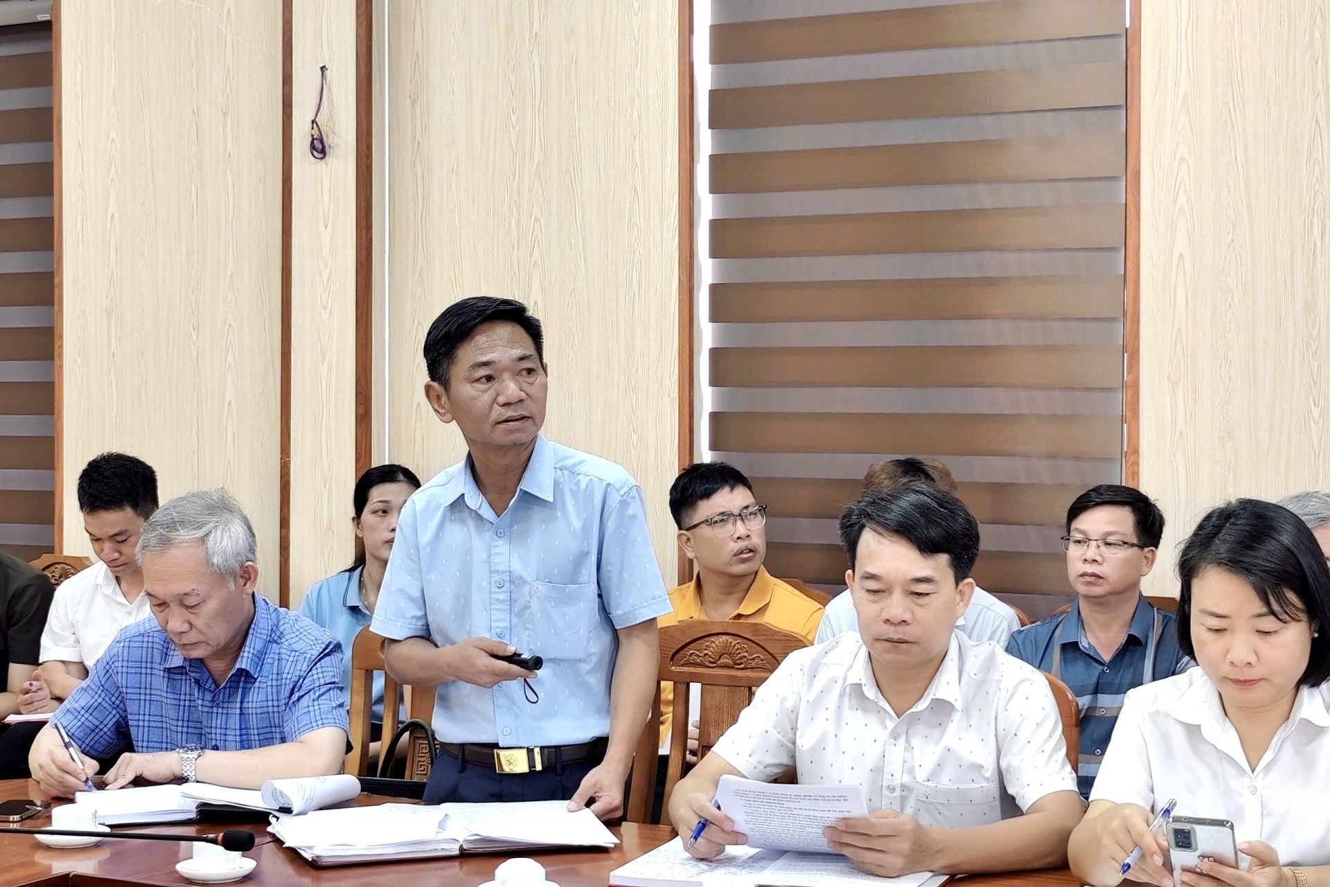 PCT UBND x&atilde; H&ugrave;ng Thắng b&aacute;o c&aacute;o tại cuộc l&agrave;m việc.