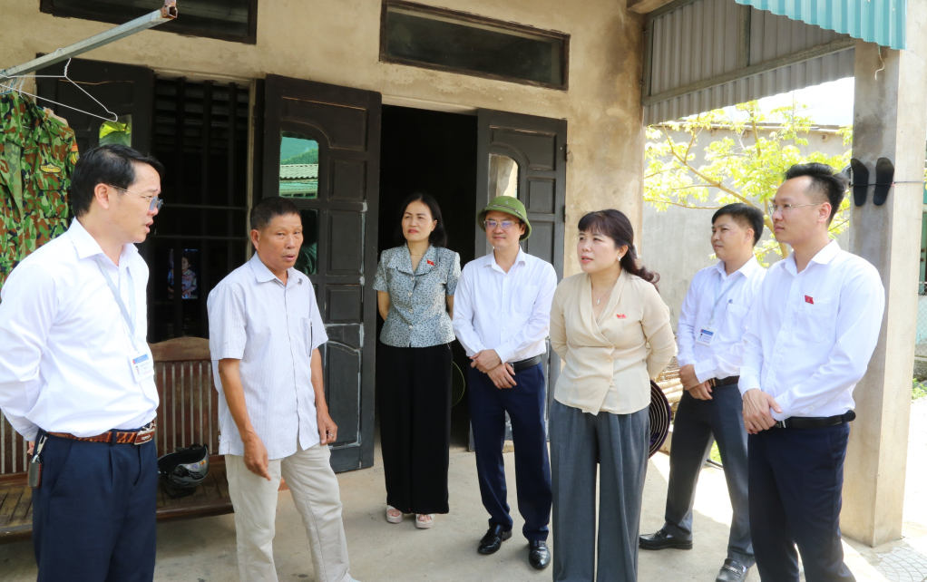 Đo&agrave;n ĐBQH tỉnh Quảng Ninh khảo s&aacute;t c&aacute;c hộ d&acirc;n tr&ecirc;n địa b&agrave;n x&atilde; Ho&agrave;nh M&ocirc;