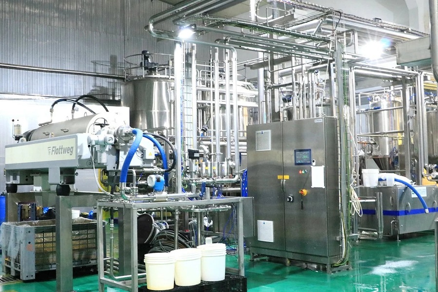 M&aacute;y m&oacute;c hiện đại trong nh&agrave; m&aacute;y chế biến tr&aacute;i c&acirc;y của Trường Ho&agrave;ng L&acirc;m Đồng. Ảnh: Sơn Trang.
