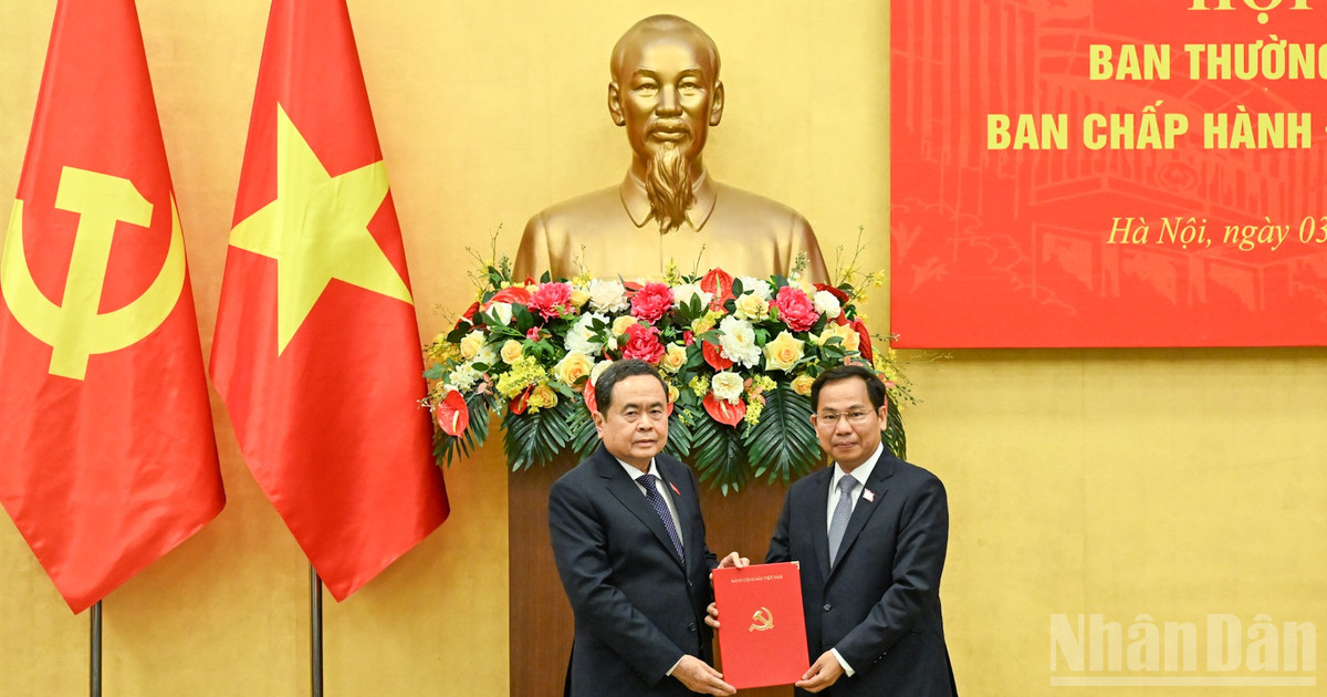 B&iacute; thư Đảng ủy Quốc hội, Chủ tịch Quốc hội Trần Thanh Mẫn trao Quyết định của Bộ Ch&iacute;nh trị cho đồng ch&iacute; L&ecirc; Quang Mạnh. (Ảnh: DUY LINH)