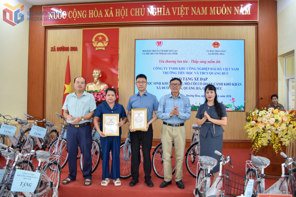 Hội Bảo trợ NKT&TMC tỉnh trao chứng nhận Tấm l&ograve;ng nh&acirc;n &aacute;i cho c&aacute;c đơn vị hảo t&acirc;m