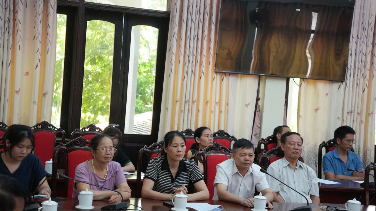 C&aacute;c hộ kinh doanh tham gia hội nghị phổ biến quy định về sản xuất, chế biến v&agrave; kinh doanh thực phẩm.