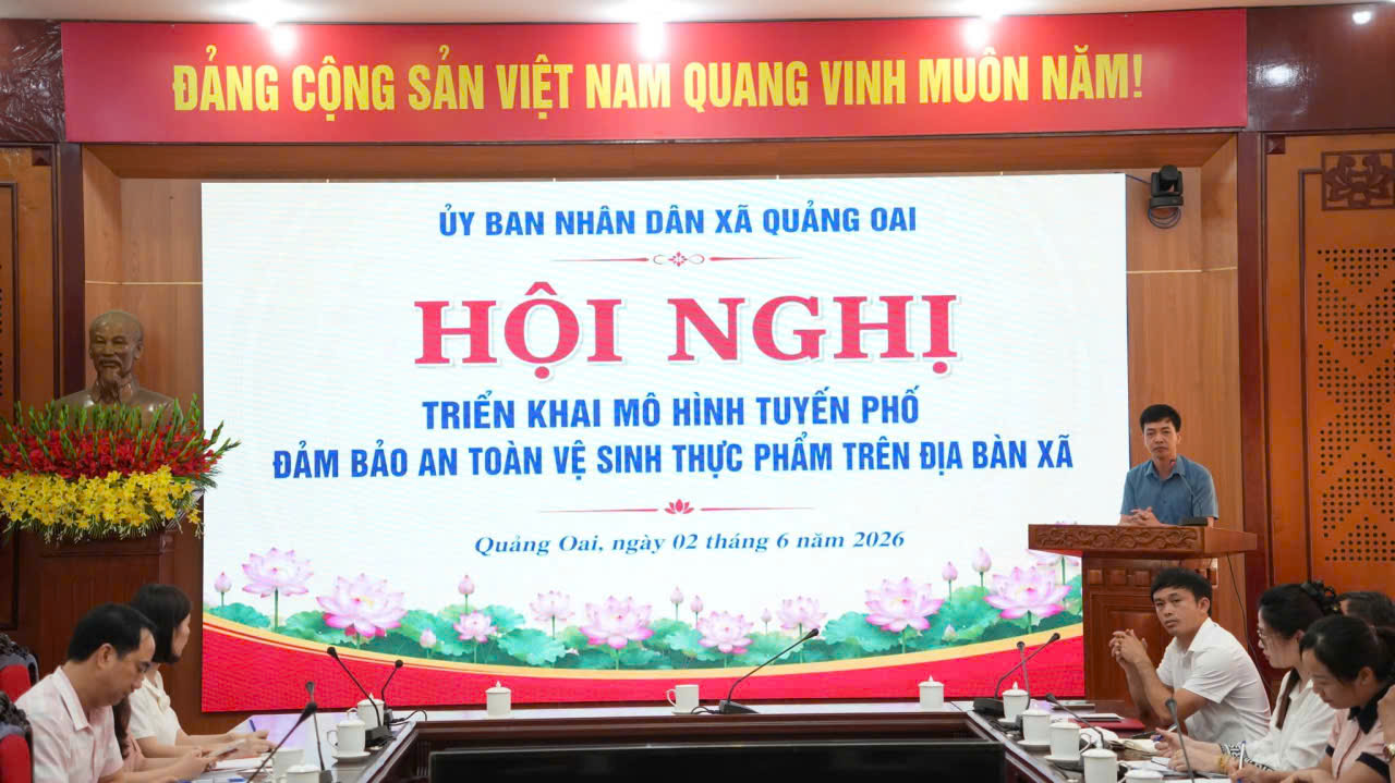 UBND x&atilde; Quảng Oai tổ chức hội nghị triển khai m&ocirc; h&igrave;nh tuyến phố đảm bảo an to&agrave;n vệ sinh thực phẩm.