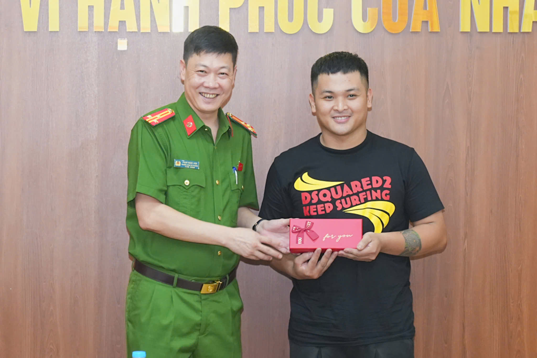 L&atilde;nh đạo phường Gia Vi&ecirc;n v&agrave; l&atilde;nh đạo C&ocirc;ng an phường Gia Vi&ecirc;n tặng qu&agrave;, biểu dương c&ocirc;ng d&acirc;n Phạm Thế Huy Ho&agrave;ng.