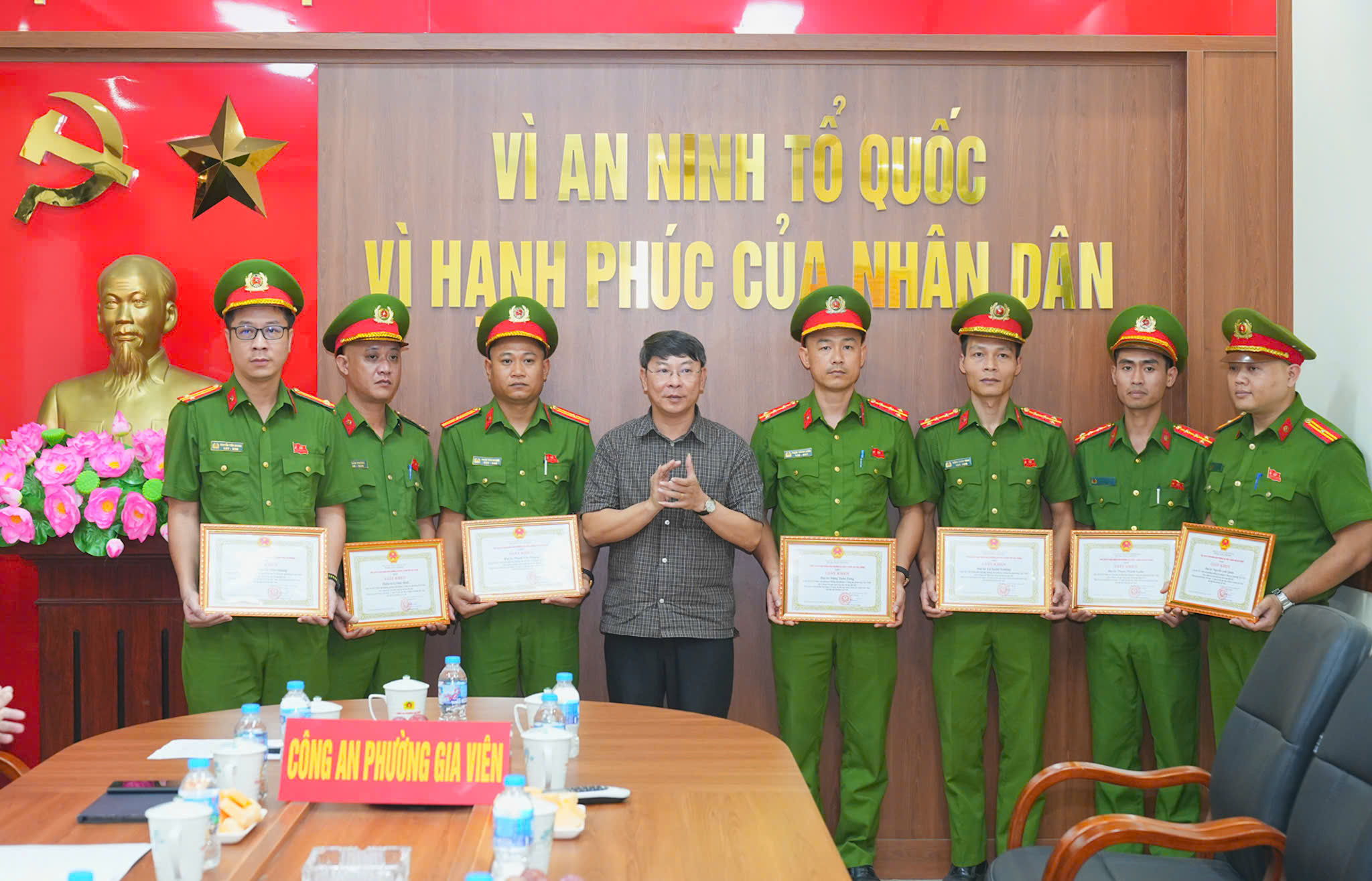 Tập thể C&ocirc;ng an phường Gia Vi&ecirc;n vinh dự nhận được sự biểu dương, khen thưởng từ C&ocirc;ng an th&agrave;nh phố v&agrave; sự ghi nhận s&acirc;u sắc của Đảng ủy, Hội đồng nh&acirc;n d&acirc;n, Ủy ban nh&acirc;n d&acirc;n, Ủy ban Mặt trận Tổ quốc Việt Nam phường.