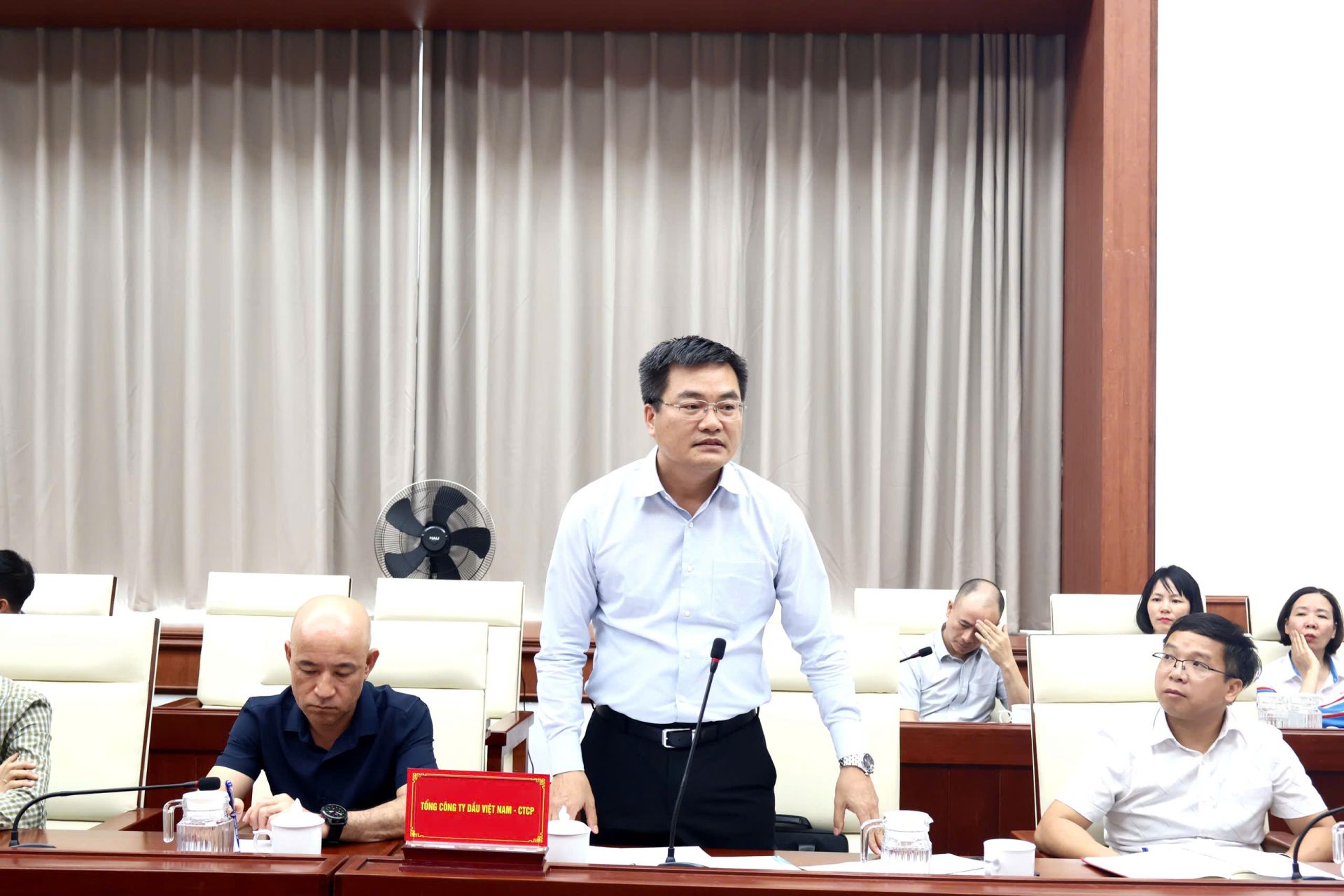 Đại diện T&ocirc;̉ng C&ocirc;ng ty Xăng d&acirc;̀u Việt Nam phát bi&ecirc;̉u ý ki&ecirc;́n tại cuộc làm việc.