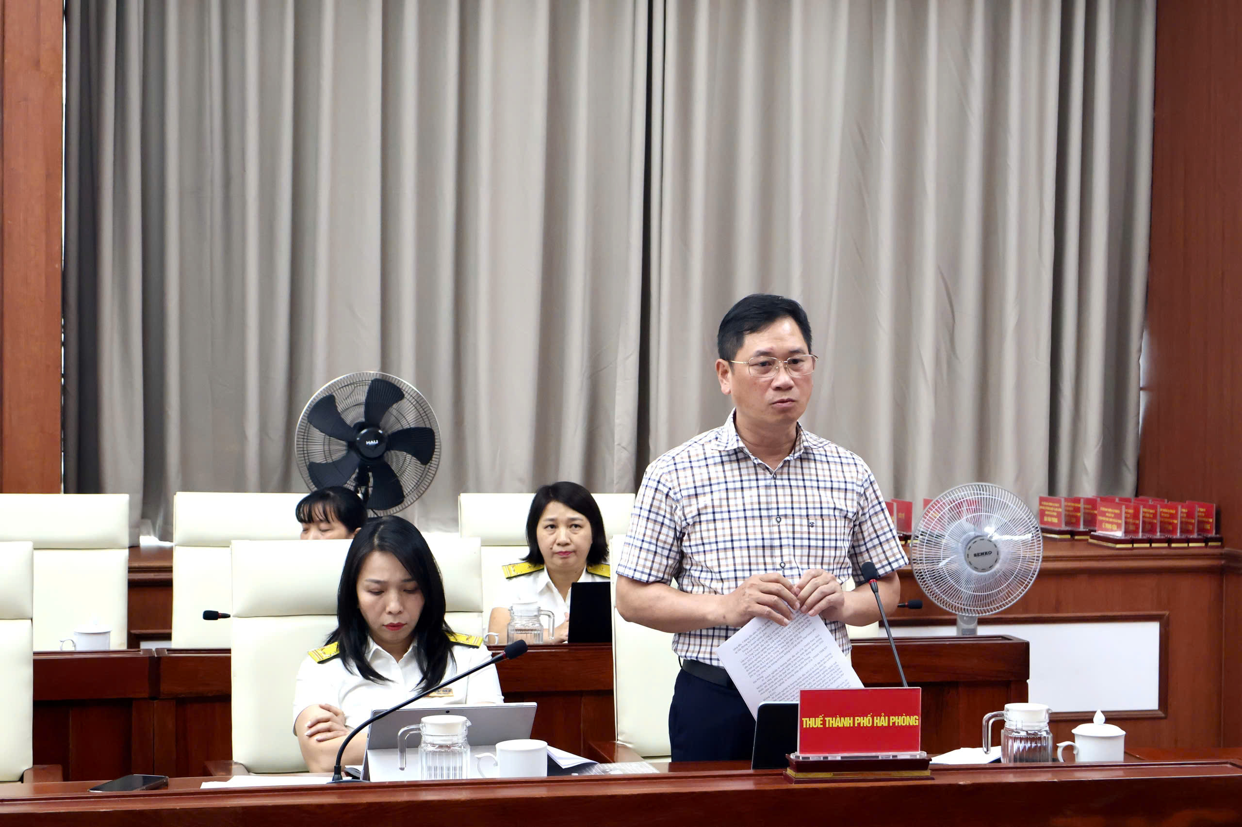 Đại diện Thu&ecirc;́ thành ph&ocirc;́ báo cáo tại cuộc làm việc.