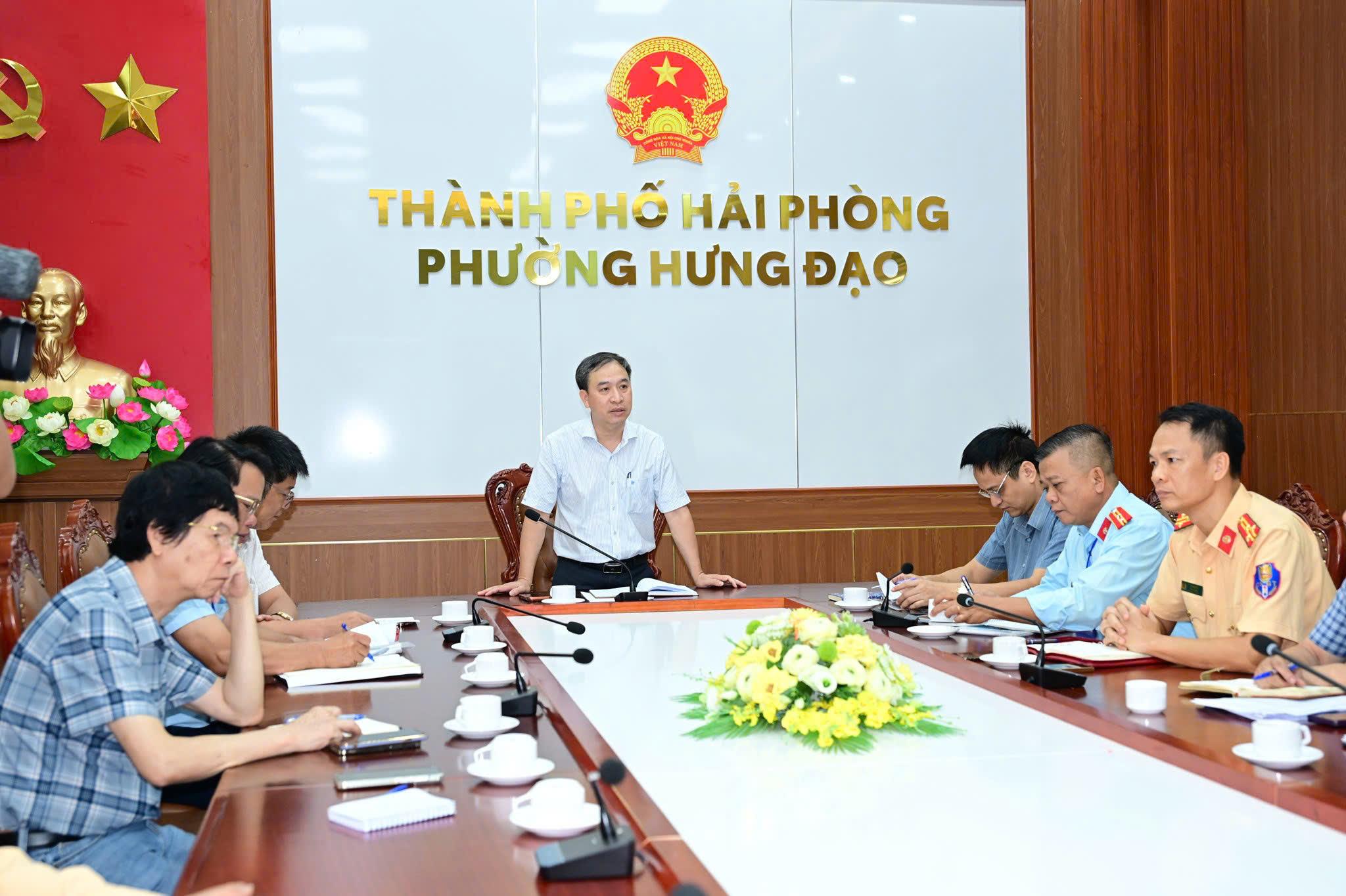 Ph&oacute; Chủ tịch Thường trực UBND phường Hưng Đạo - Nguyễn Đức An chủ tr&igrave; cuộc họp.