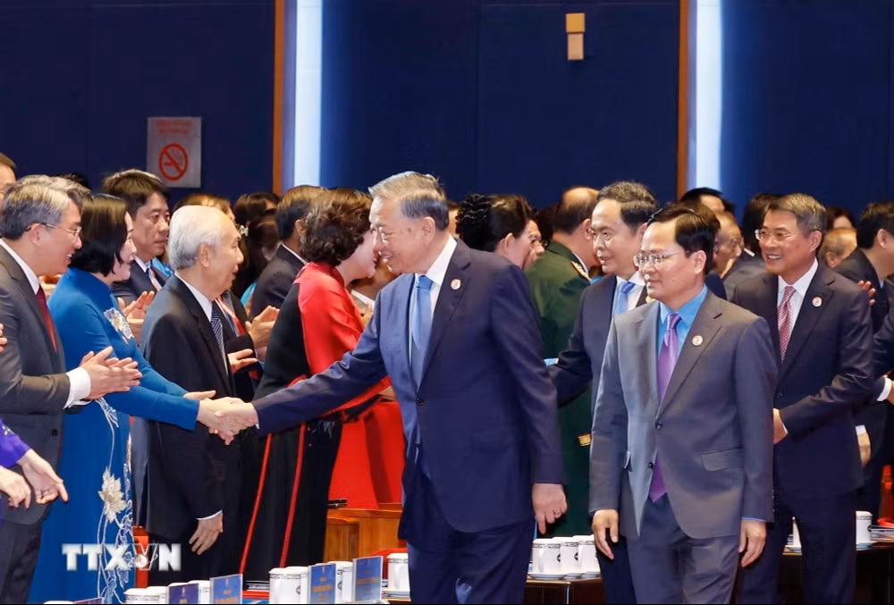 Tổng B&iacute; thư, Chủ tịch nước T&ocirc; L&acirc;m v&agrave; c&aacute;c đồng ch&iacute; l&atilde;nh đạo, nguy&ecirc;n l&atilde;nh đạo Đảng, Nh&agrave; nước đến dự Phi&ecirc;n trọng thể Đại hội XIV C&ocirc;ng đo&agrave;n Việt Nam. (Ảnh: Thống Nhất/TTXVN)