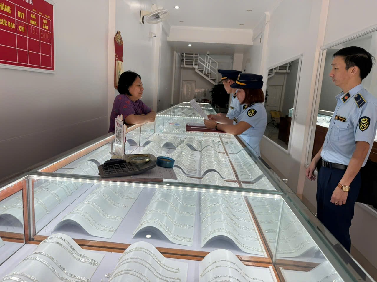 Lực lượng thuộc Đội Quản l&yacute; thị trường số 6 kiểm tra h&agrave;ng h&oacute;a tại cơ sở kinh doanh v&agrave;ng