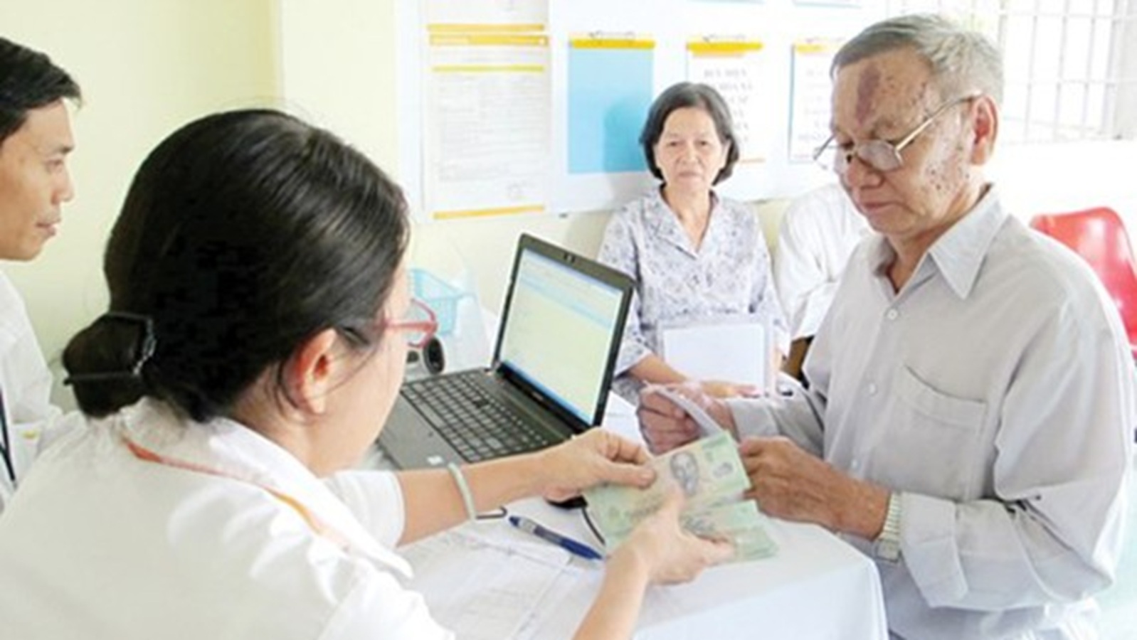 BHXH TPHCM kiến nghị cho người hưởng lương hưu tr&ecirc;n 75 tuổi nhận 100% BHYT