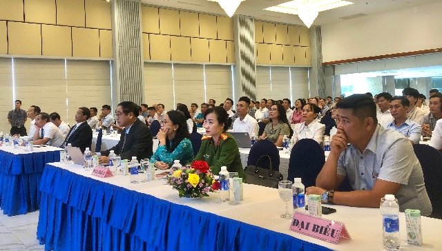 Đại biểu l&atilde;nh đạo, quan kh&aacute;ch tham dự Lễ trao tặng danh hiệu. Ảnh: Viết Hiền