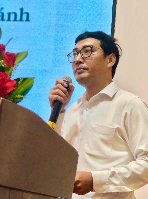 &Ocirc;ng L&ecirc; Ho&agrave;ng Trung tr&igrave;nh b&agrave;y B&aacute;o c&aacute;o. Ảnh: VH