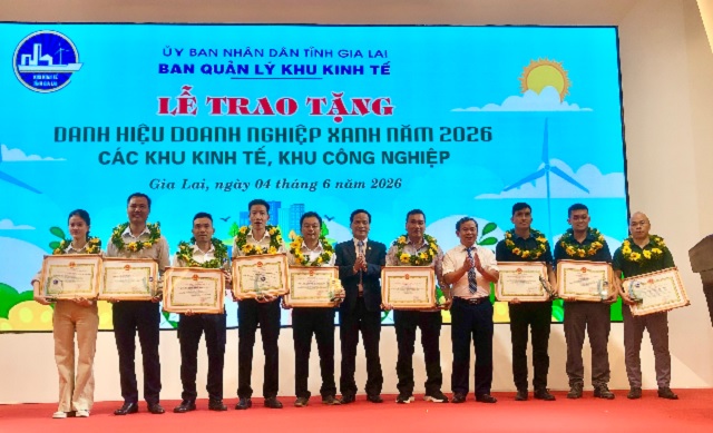 BTC trao Bằng chứng nhận &ldquo;DN xếp hạng Xanh l&aacute; c&acirc;y&rdquo;. Ảnh: Viết Hiền