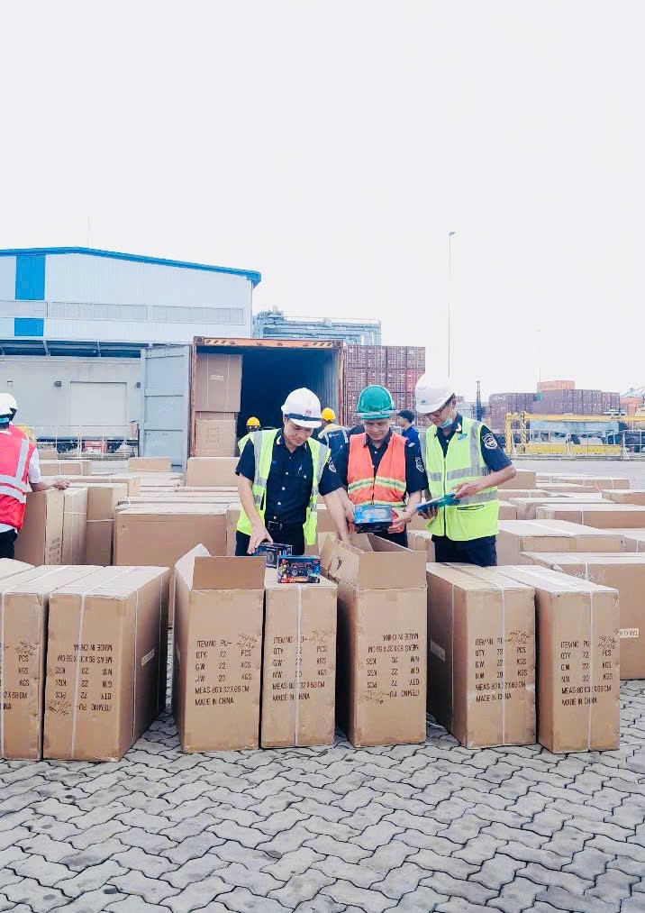 Lực lượng chức năng ph&aacute;t hiện, bắt giữ sản phẩm vi phạm