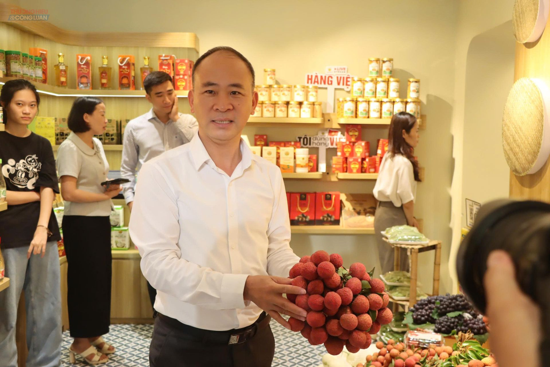 &Ocirc;ng Nguyễn Thế Thi, Ph&oacute; Gi&aacute;m đốc Sở C&ocirc;ng Thương tỉnh Bắc Ninh giới thiệu về sản phẩm vải thiều